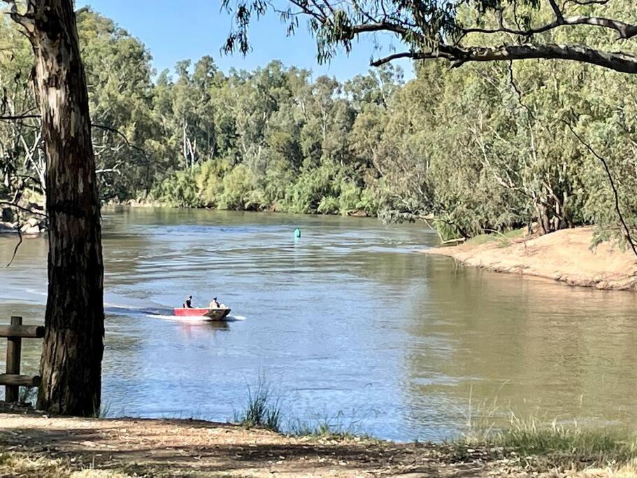 “Riverbank Retreat” Central Unit On The River Wagga Wagga Buitenkant foto