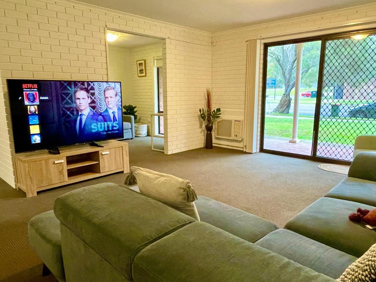 “Riverbank Retreat” Central Unit On The River Wagga Wagga Buitenkant foto